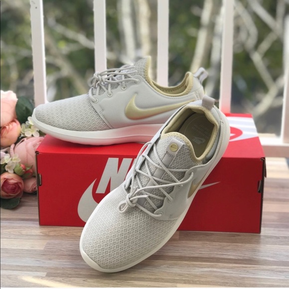 NWT Nike Roshe Two Light Bone WMNS - Picture 2 of 8